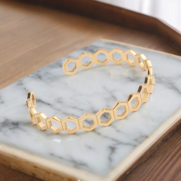 NEW 18K yellow gold plated honeycomb hollow cuff bracelet bangle jewelry B25A - Picture 1 of 6